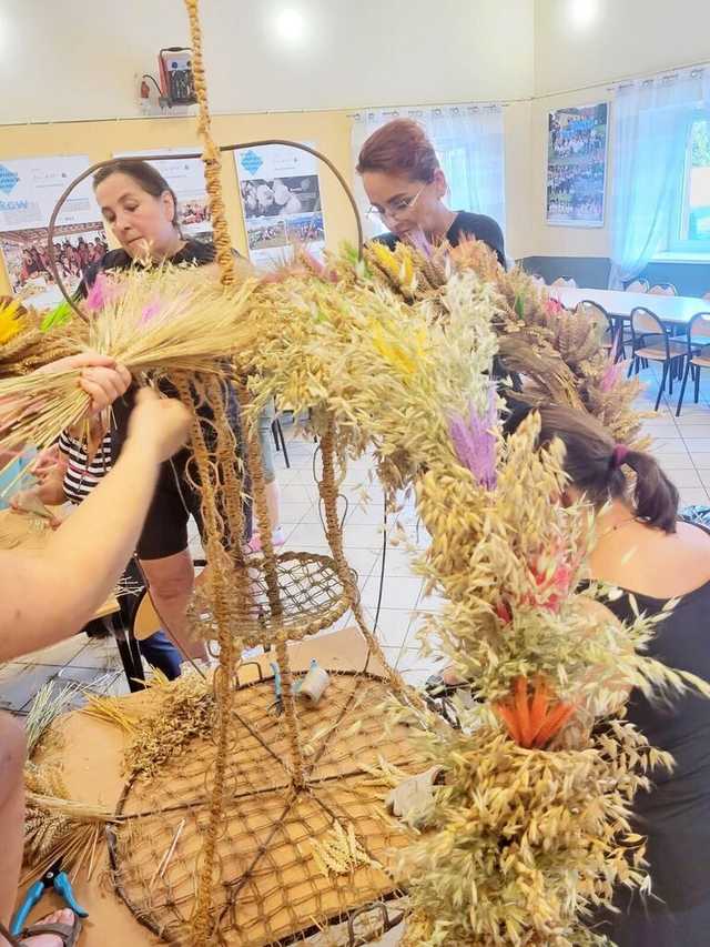[FOTO] Mieszkańcy gminy Żarów przygotowują dożynkowe wieńce 