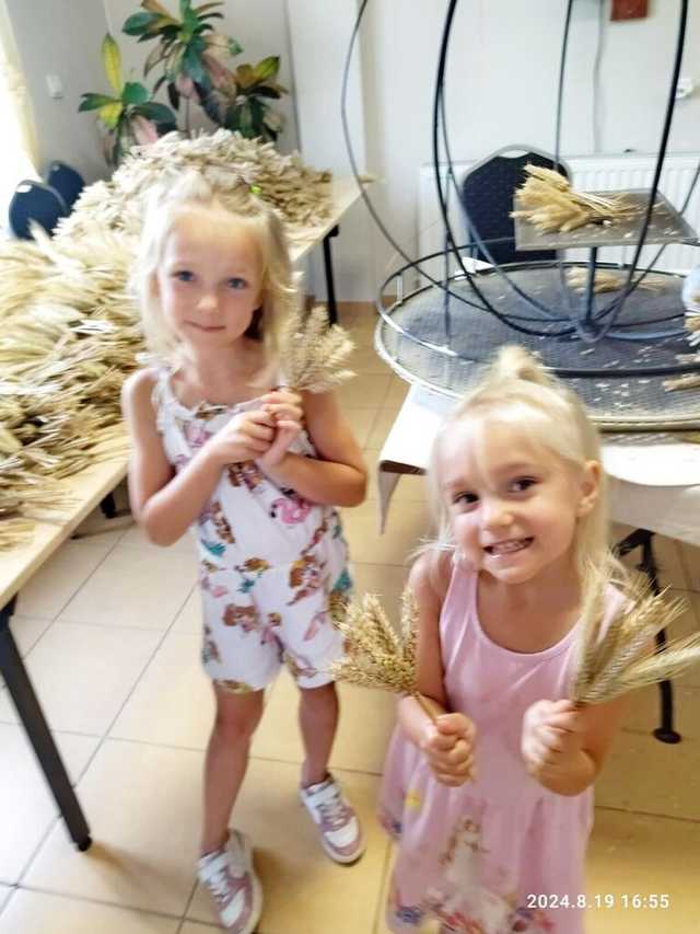 [FOTO] Mieszkańcy gminy Żarów przygotowują dożynkowe wieńce 