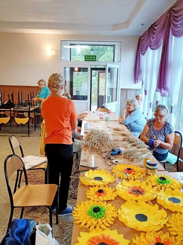 [FOTO] Mieszkańcy gminy Żarów przygotowują dożynkowe wieńce 
