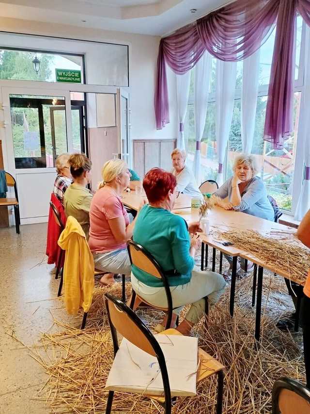 [FOTO] Mieszkańcy gminy Żarów przygotowują dożynkowe wieńce 