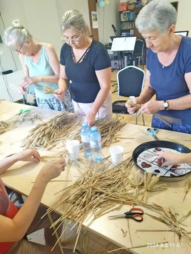 [FOTO] Mieszkańcy gminy Żarów przygotowują dożynkowe wieńce 
