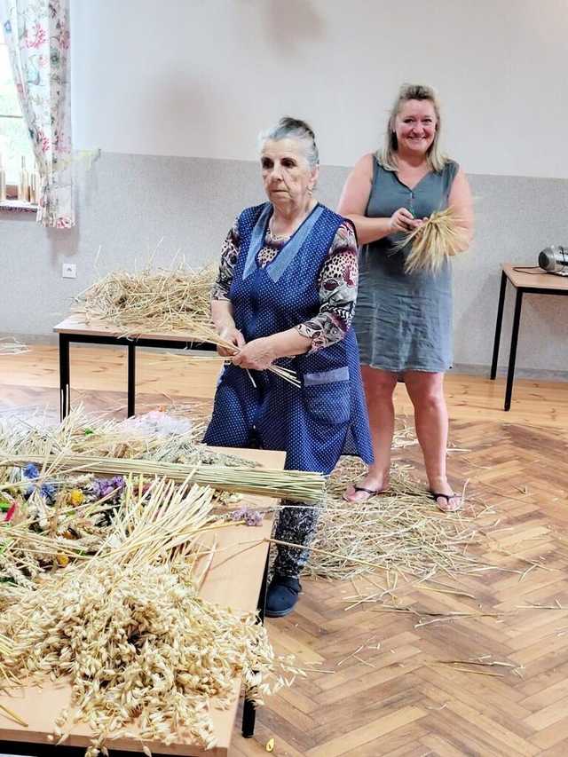 [FOTO] Mieszkańcy gminy Żarów przygotowują dożynkowe wieńce 