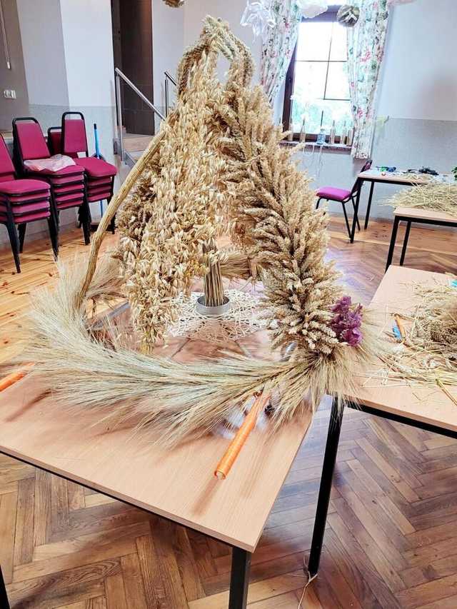 [FOTO] Mieszkańcy gminy Żarów przygotowują dożynkowe wieńce 