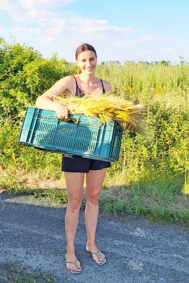 [FOTO] Mieszkańcy gminy Żarów przygotowują dożynkowe wieńce 