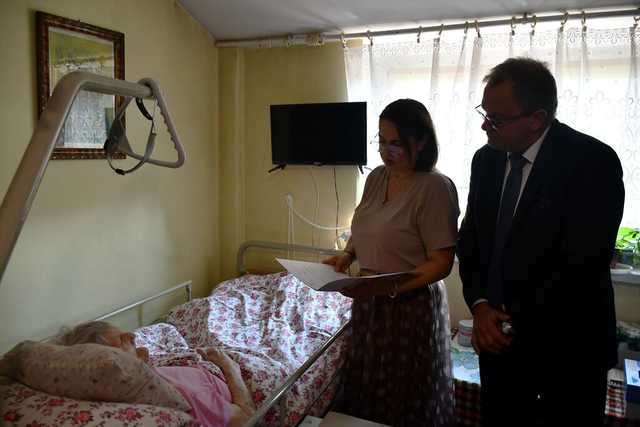 [FOTO] Pani Janina obchodziła setne urodziny. W ten wyjątkowy dzień odwiedziły ją władze miasta