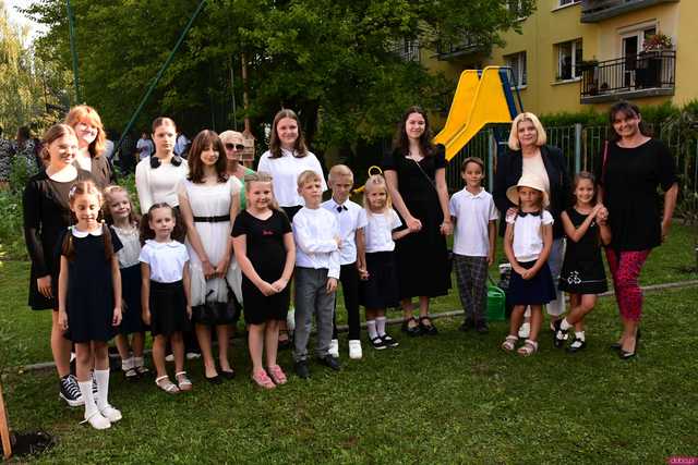 [FOTO] Koniec wakacyjnej laby! Uczniowie ósemki powitali nowy rok szkolny