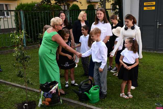 [FOTO] Koniec wakacyjnej laby! Uczniowie ósemki powitali nowy rok szkolny