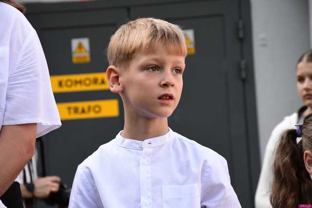 [FOTO] Koniec wakacyjnej laby! Uczniowie ósemki powitali nowy rok szkolny
