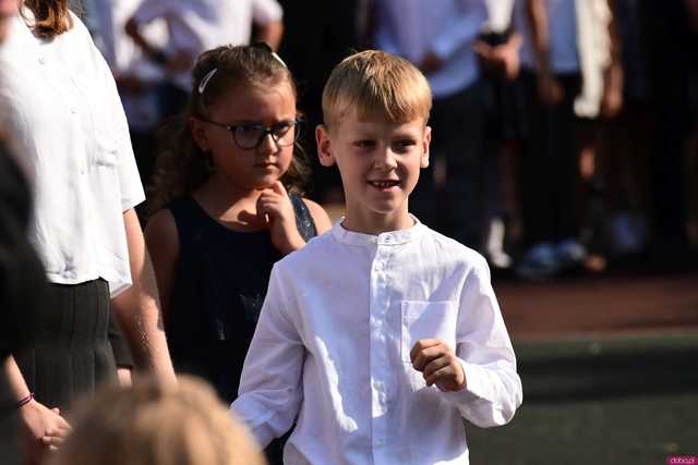 [FOTO] Koniec wakacyjnej laby! Uczniowie ósemki powitali nowy rok szkolny