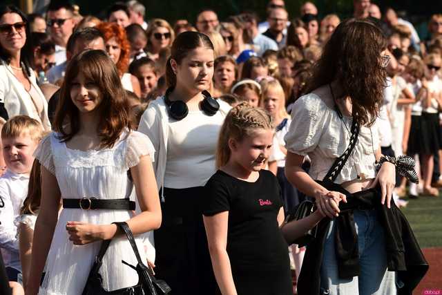 [FOTO] Koniec wakacyjnej laby! Uczniowie ósemki powitali nowy rok szkolny
