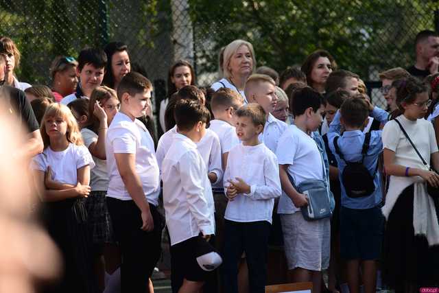[FOTO] Koniec wakacyjnej laby! Uczniowie ósemki powitali nowy rok szkolny