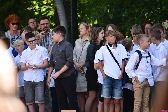 [FOTO] Koniec wakacyjnej laby! Uczniowie ósemki powitali nowy rok szkolny