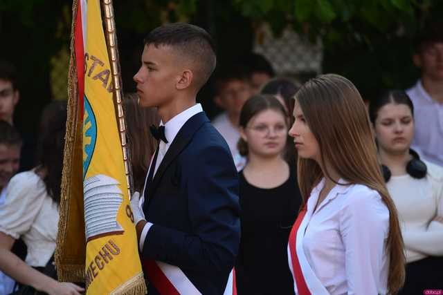 [FOTO] Koniec wakacyjnej laby! Uczniowie ósemki powitali nowy rok szkolny