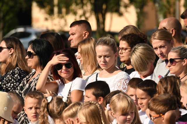 [FOTO] Koniec wakacyjnej laby! Uczniowie ósemki powitali nowy rok szkolny