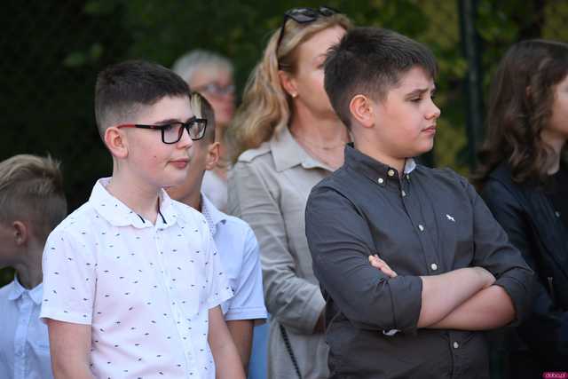 [FOTO] Koniec wakacyjnej laby! Uczniowie ósemki powitali nowy rok szkolny