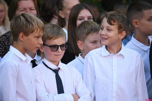 [FOTO] Koniec wakacyjnej laby! Uczniowie ósemki powitali nowy rok szkolny