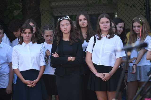 [FOTO] Koniec wakacyjnej laby! Uczniowie ósemki powitali nowy rok szkolny