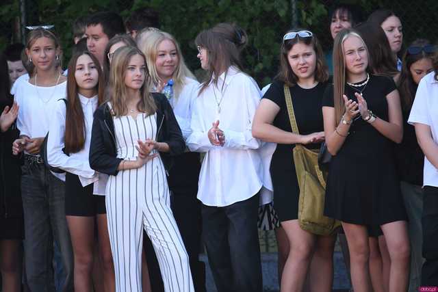 [FOTO] Koniec wakacyjnej laby! Uczniowie ósemki powitali nowy rok szkolny