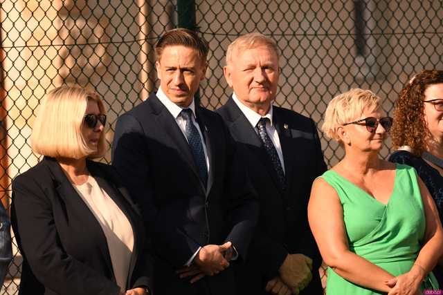 [FOTO] Koniec wakacyjnej laby! Uczniowie ósemki powitali nowy rok szkolny