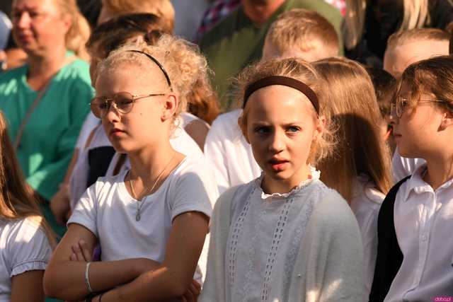 [FOTO] Koniec wakacyjnej laby! Uczniowie ósemki powitali nowy rok szkolny