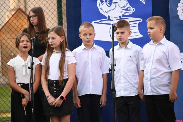 [FOTO] Koniec wakacyjnej laby! Uczniowie ósemki powitali nowy rok szkolny