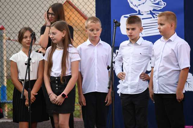 [FOTO] Koniec wakacyjnej laby! Uczniowie ósemki powitali nowy rok szkolny