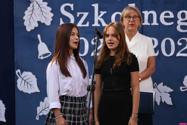 [FOTO] Koniec wakacyjnej laby! Uczniowie ósemki powitali nowy rok szkolny