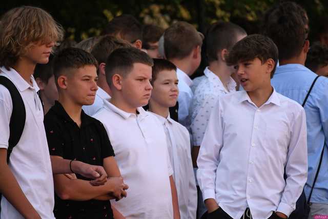 [FOTO] Koniec wakacyjnej laby! Uczniowie ósemki powitali nowy rok szkolny