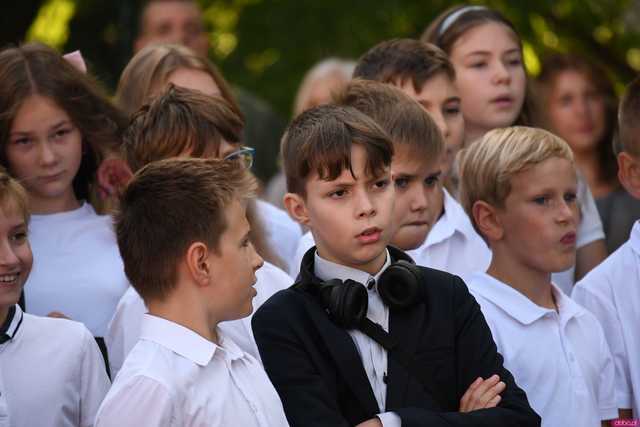 [FOTO] Koniec wakacyjnej laby! Uczniowie ósemki powitali nowy rok szkolny