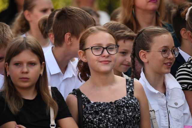 [FOTO] Koniec wakacyjnej laby! Uczniowie ósemki powitali nowy rok szkolny