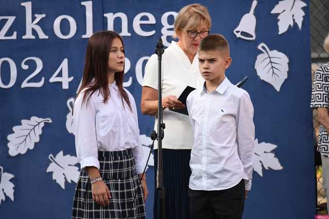 [FOTO] Koniec wakacyjnej laby! Uczniowie ósemki powitali nowy rok szkolny