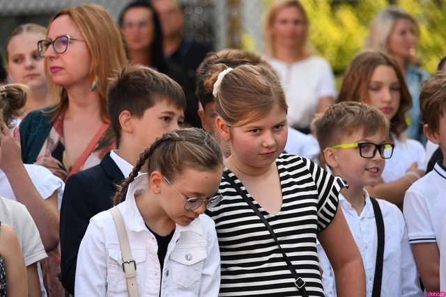 [FOTO] Koniec wakacyjnej laby! Uczniowie ósemki powitali nowy rok szkolny