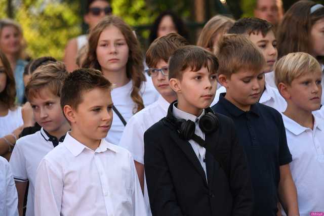 [FOTO] Koniec wakacyjnej laby! Uczniowie ósemki powitali nowy rok szkolny