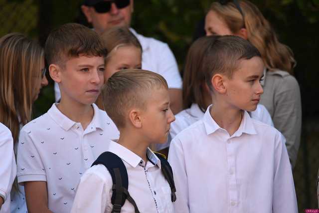 [FOTO] Koniec wakacyjnej laby! Uczniowie ósemki powitali nowy rok szkolny
