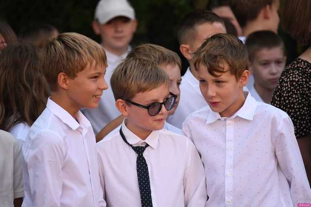 [FOTO] Koniec wakacyjnej laby! Uczniowie ósemki powitali nowy rok szkolny
