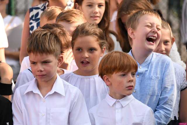 [FOTO] Koniec wakacyjnej laby! Uczniowie ósemki powitali nowy rok szkolny