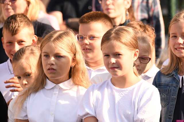 [FOTO] Koniec wakacyjnej laby! Uczniowie ósemki powitali nowy rok szkolny
