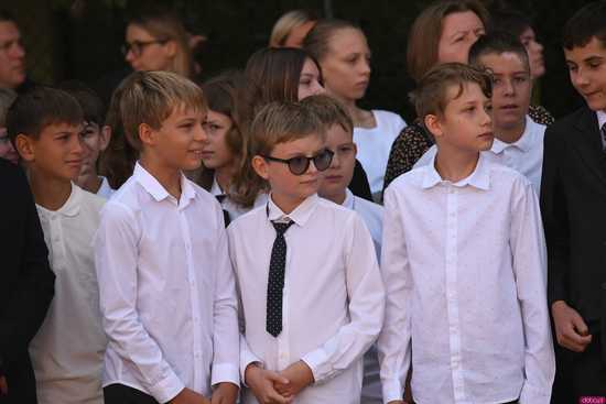 [FOTO] Koniec wakacyjnej laby! Uczniowie ósemki powitali nowy rok szkolny