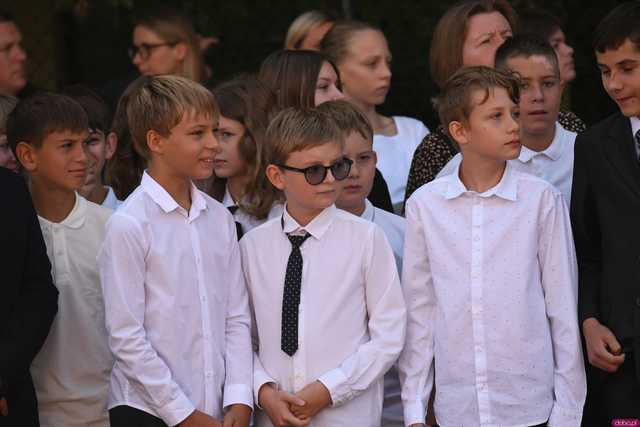 [FOTO] Koniec wakacyjnej laby! Uczniowie ósemki powitali nowy rok szkolny