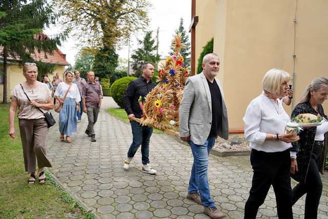 [FOTO] Mieszkańcy Pszenna podziękowali za plony