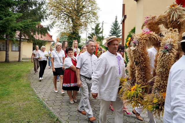 [FOTO] Mieszkańcy Pszenna podziękowali za plony