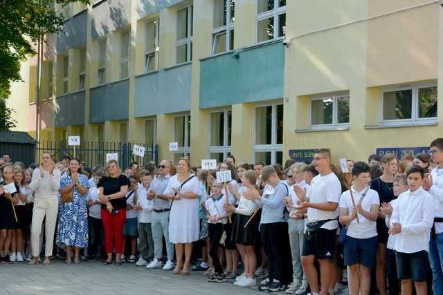 [FOTO] Uczniowie z całego powiatu powitali nowy rok szkolny