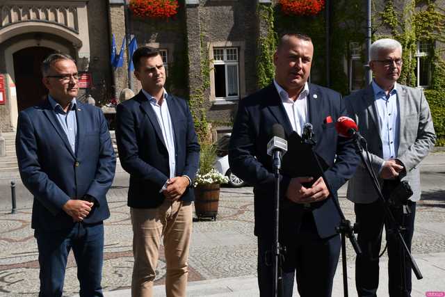 [FOTO] Parlamantarzyści PiS o decyzji PKW dotyczącej odrzucenia sprawozdania finansowego ich komitetu