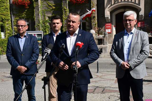 [FOTO] Parlamantarzyści PiS o decyzji PKW dotyczącej odrzucenia sprawozdania finansowego ich komitetu