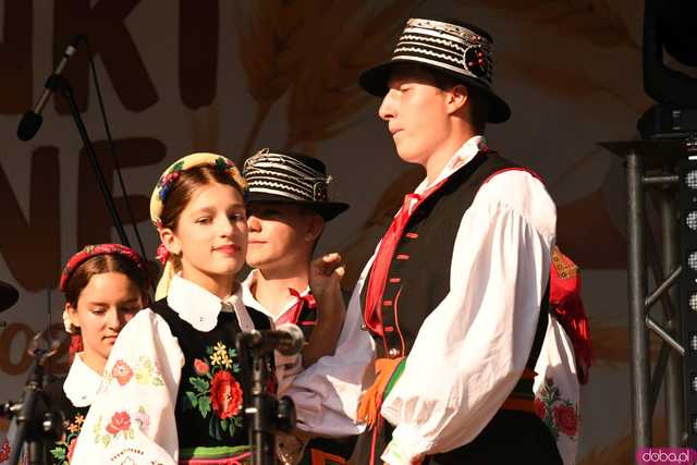 [WIDEO/FOTO] Plony zebrane, więc czas na zabawę! Dożynki Gminy Strzegom w Rogoźnicy