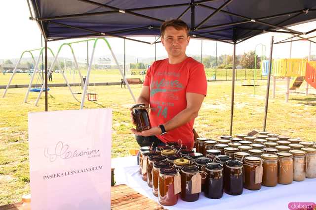 [FOTO] Foodtrucki i lokalne produkty na kolejnej odsłonie Jarmarku przy Centrum Turystycznym Granitowego Szlaku