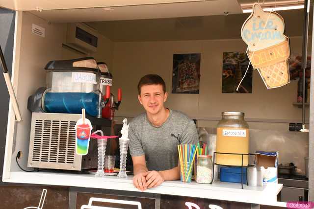 [FOTO] Foodtrucki i lokalne produkty na kolejnej odsłonie Jarmarku przy Centrum Turystycznym Granitowego Szlaku