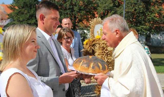 [FOTO] Mieszkańcy Gniewkowa podziękowali za tegoroczne plony
