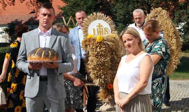 [FOTO] Mieszkańcy Gniewkowa podziękowali za tegoroczne plony