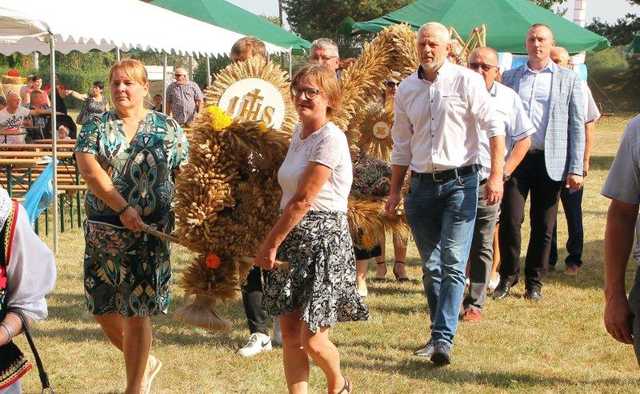 [FOTO] Mieszkańcy Gniewkowa podziękowali za tegoroczne plony